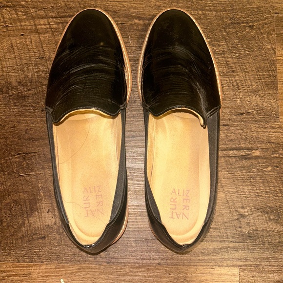 cute worn twice Naturalizer comfort loafers. Women size 10 black patent leather - Picture 3 of 5